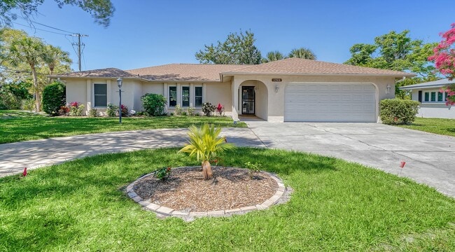 5988 Larchwood Ave in Sarasota, FL - Building Photo - Building Photo
