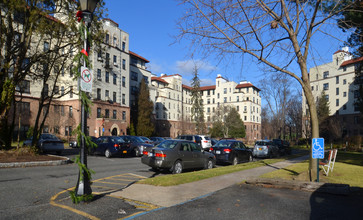 Wykagyl Garden Apartments in New Rochelle, NY - Building Photo - Building Photo