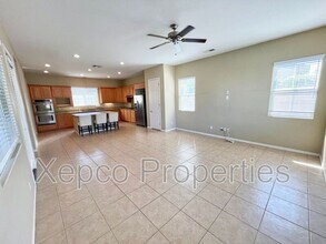 43341 Parkway Esplanade W in La Quinta, CA - Foto de edificio - Building Photo