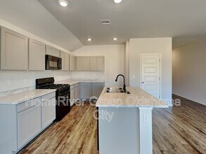 6133 Holm Oak Rd in Edmond, OK - Foto de edificio - Building Photo