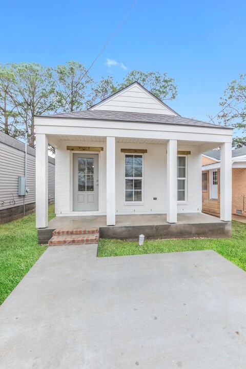 330 Jeanette St in Lafayette, LA - Building Photo