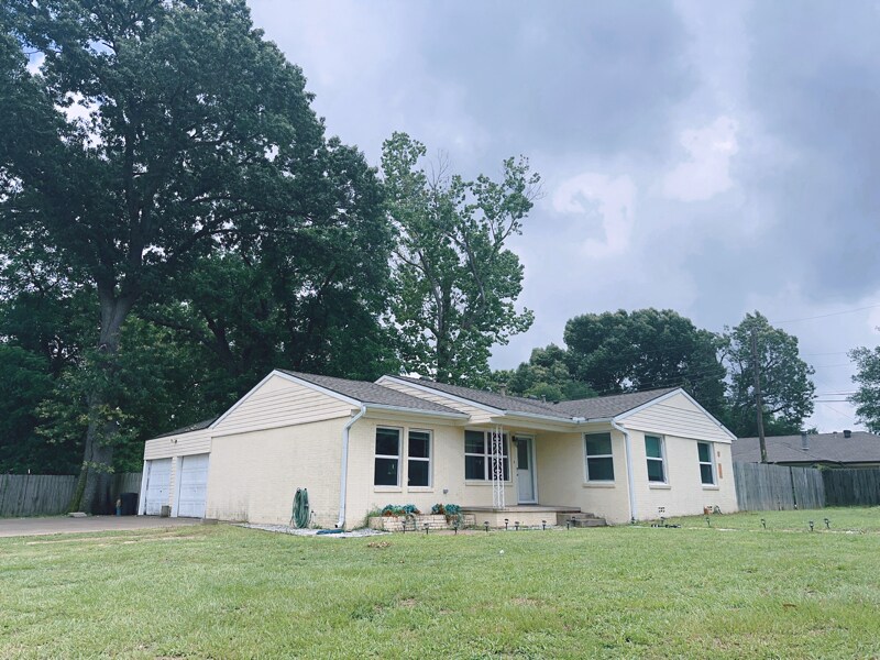 313 Lovers Ln in Athens, TX - Building Photo