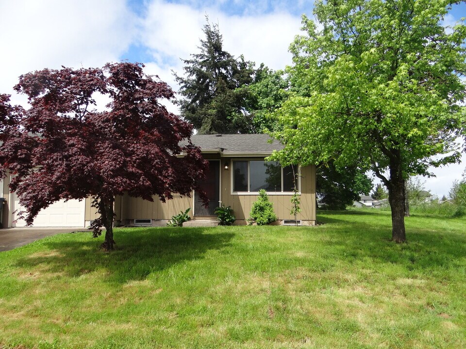 2112 2nd St in Springfield, OR - Building Photo