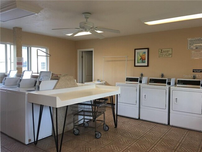 5800 Hollywood Blvd in Sarasota, FL - Building Photo - Building Photo