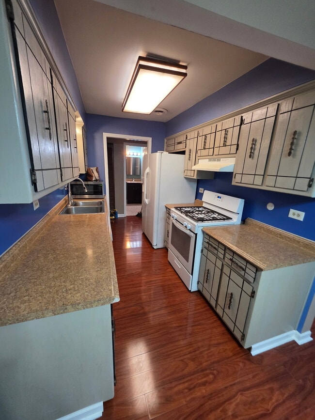 8901 S Roberts Rd, Unit 8901 S Roberts Rd Apt 108