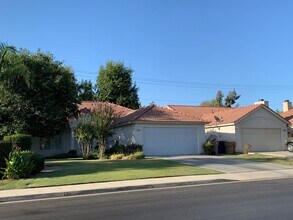 10604 Tivoli Ct in Bakersfield, CA - Building Photo - Building Photo
