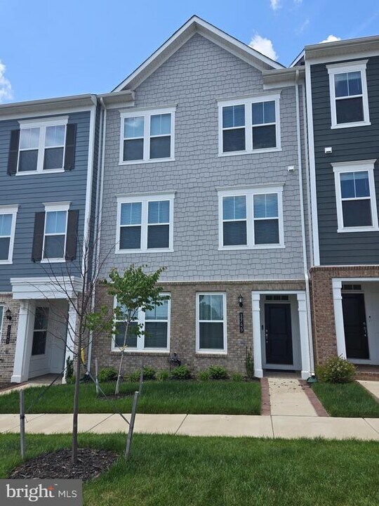 1745 Riverbluff Ave in Dumfries, VA - Building Photo