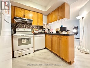 909-60909 Bay St. in Toronto, ON - Building Photo - Building Photo