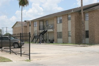 Oakwood Apartments in Harlingen, TX - Building Photo - Building Photo