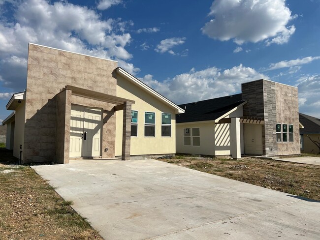 4407 Black Buck Cir in Laredo, TX - Foto de edificio - Building Photo