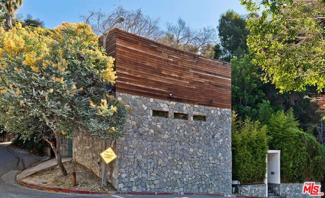 1730 Mt Olympus Dr in Los Angeles, CA - Building Photo - Building Photo