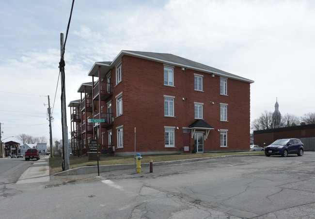 1895 Victoria St in Clarence-Rockland, ON - Building Photo - Building Photo