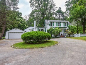 23 Pinetree Ln in Old Westbury, NY - Building Photo - Building Photo