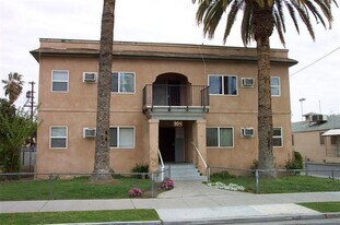 104 N Calaveras St in Fresno, CA - Building Photo