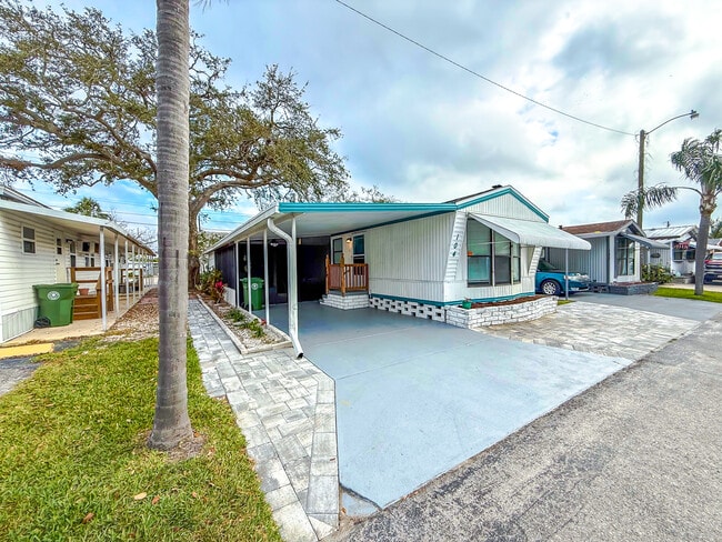 104 Lazy Ave in Bradenton, FL - Foto de edificio - Building Photo