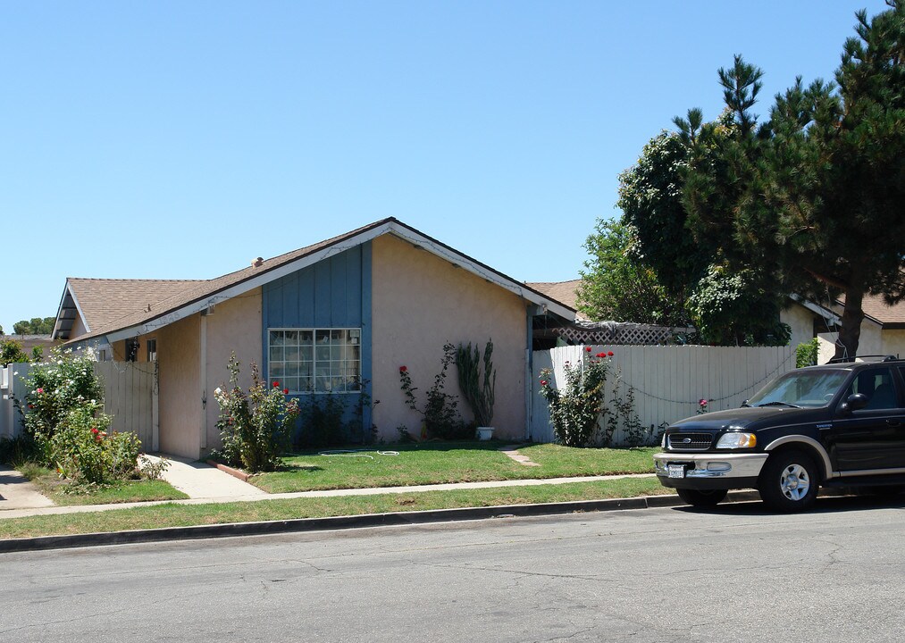 1625-1631 Gina Dr in Oxnard, CA - Building Photo