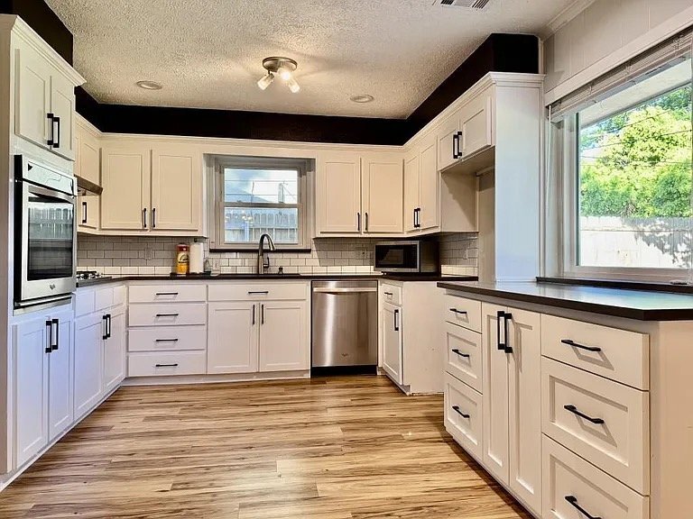 3028 Berkshire Way in The Village, OK - Building Photo