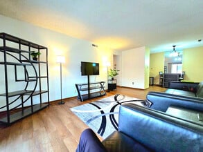 3034 SW Lydia Ave, Unit 211 in Topeka, KS - Foto de edificio - Building Photo