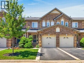 2022 Atkinson Dr in Burlington, ON - Building Photo