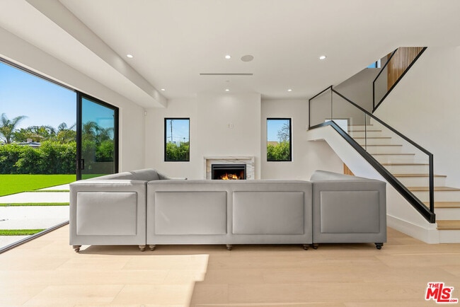 8065 Lloyd Ave in Los Angeles, CA - Building Photo - Building Photo