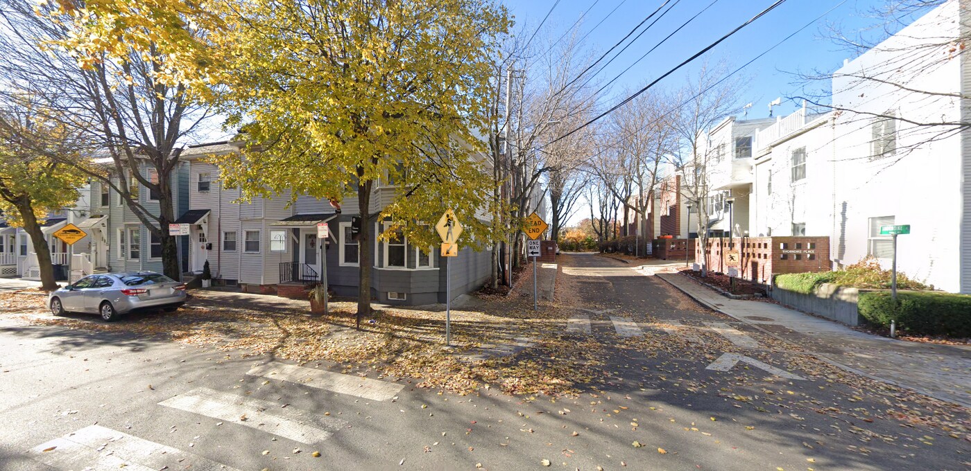 218 Thorndike St in Cambridge, MA - Building Photo