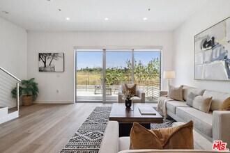 957 Figueroa Terrace in Los Angeles, CA - Building Photo - Building Photo