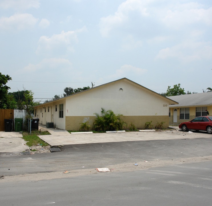 220-280 Riverside Dr in Fort Lauderdale, FL - Foto de edificio