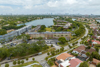 Royal Oaks Condominium in Miami, FL - Foto de edificio - Building Photo