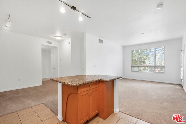 100 S Alameda St in Los Angeles, CA - Foto de edificio - Building Photo