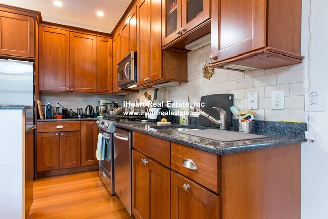 78 Cypress St, Unit #2 in Brookline, MA - Building Photo - Building Photo