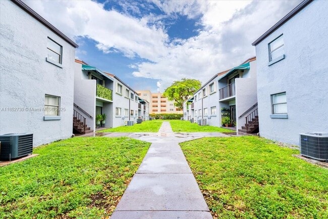 7419 SW 152nd Ave in Miami, FL - Building Photo - Building Photo