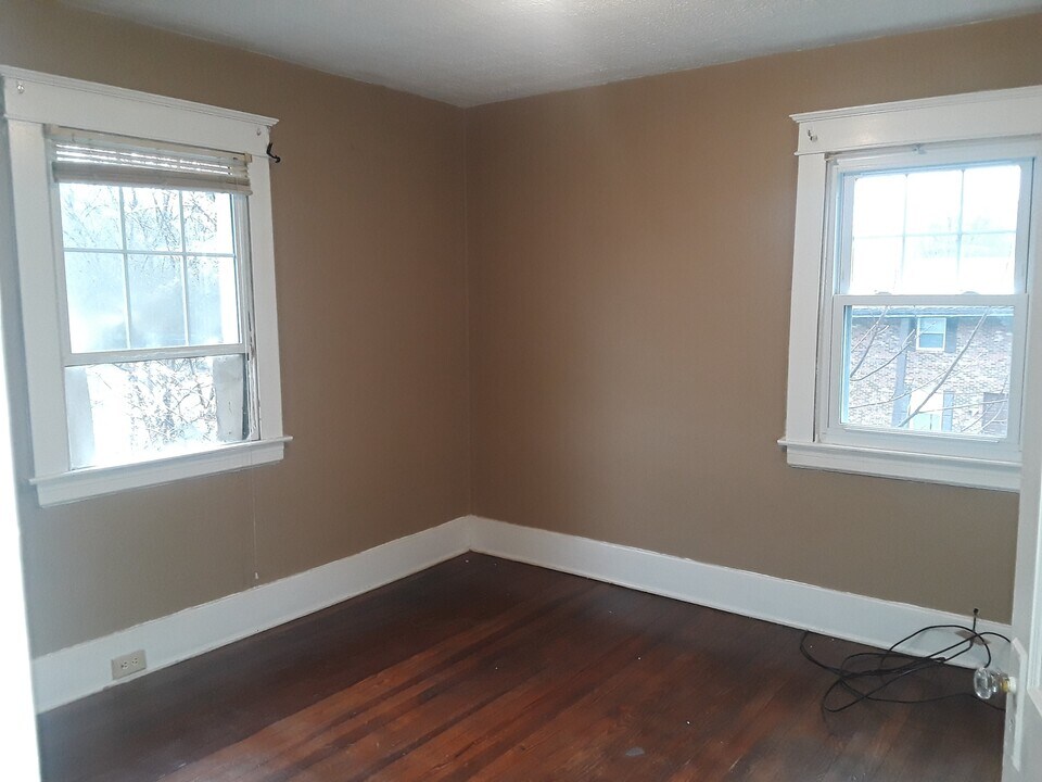 4563 S 1st St in Louisville, KY - Building Photo