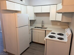 555 S Royal Crest Cir in Las Vegas, NV - Building Photo - Building Photo