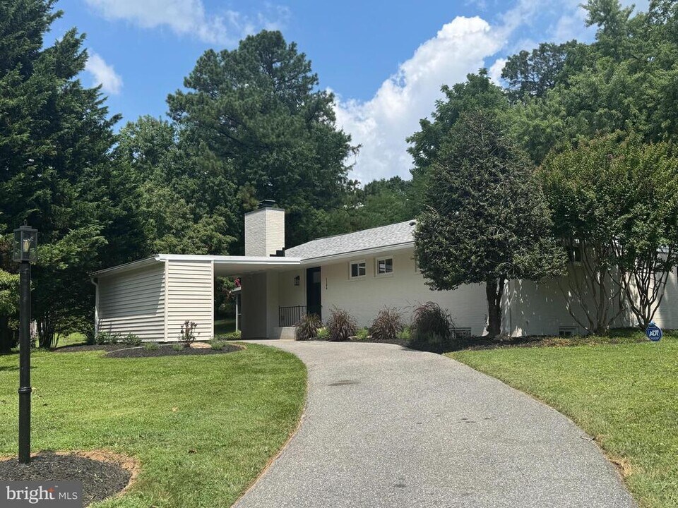 1306 Pine Ridge Ln in Pikesville, MD - Building Photo