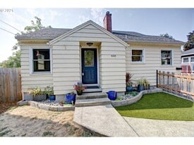 8124 SE Market St in Portland, OR - Building Photo