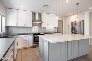7043 N Vía De La Siesta in Scottsdale, AZ - Building Photo