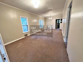 908 E 3rd Ave in Mitchell, SD - Building Photo - Building Photo