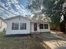 2111 E Red River St in Victoria, TX - Building Photo