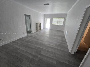 1637 SW 17th St in Miami, FL - Building Photo - Building Photo