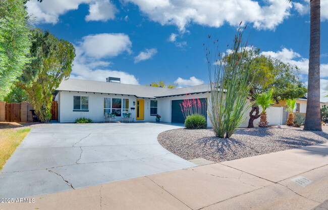8619 E Jackrabbit Rd in Scottsdale, AZ - Building Photo - Building Photo