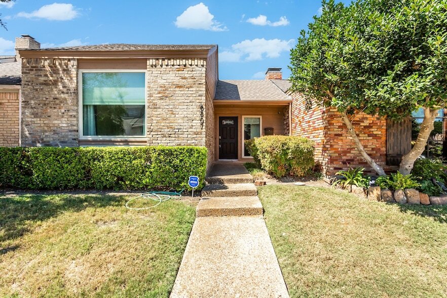 6807 Anglebluff Cir in Dallas, TX - Building Photo