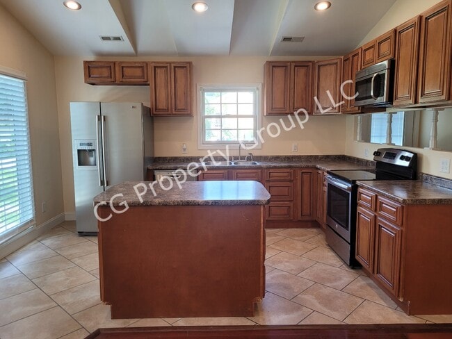 1417 S Eastman Rd in Kingsport, TN - Foto de edificio - Building Photo