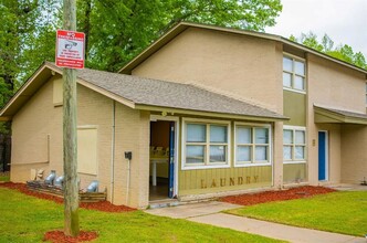 704 Washington Chapel Terrace Ct in Tuskegee, AL - Foto de edificio - Building Photo