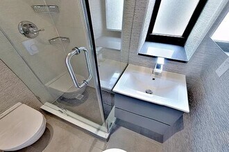 227 E 82nd St in New York, NY - Foto de edificio - Building Photo