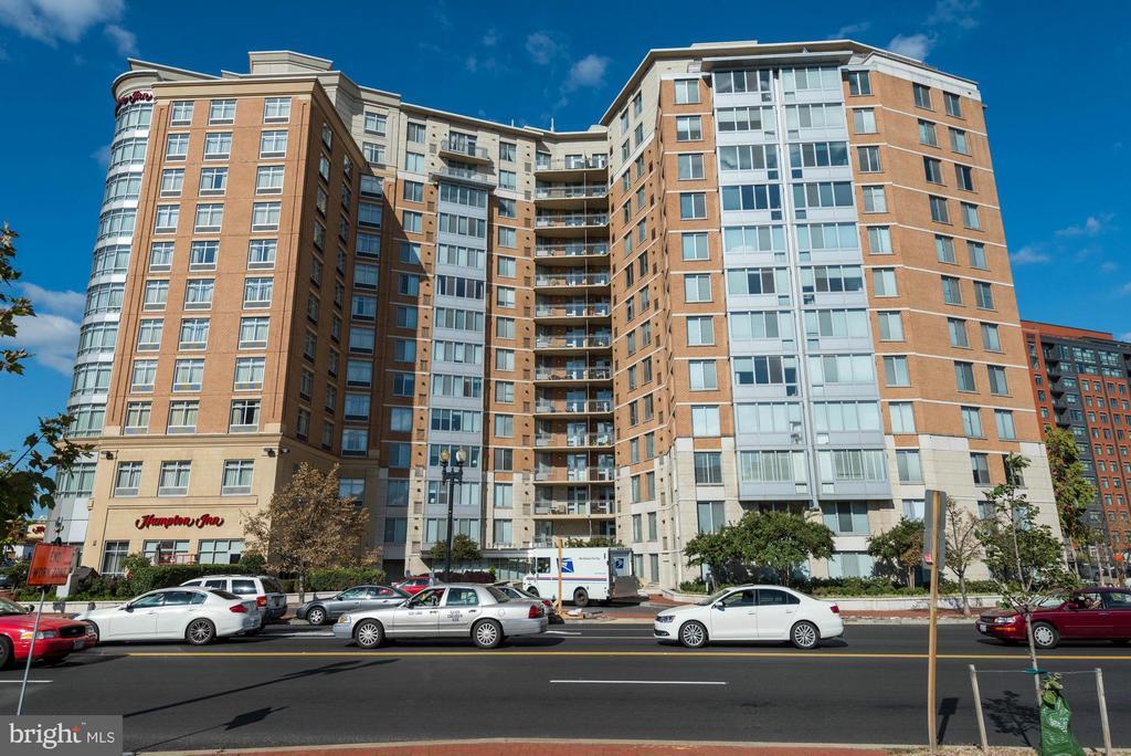 555 Massachusetts Ave NW in Washington, DC - Building Photo