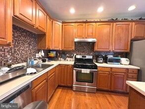 6030 Helmsman Way in Columbia, MD - Foto de edificio - Building Photo