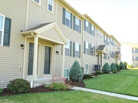 945 Woodridge Dr in Middletown, PA - Building Photo