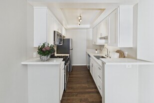 Franklin Place in Los Angeles, CA - Building Photo