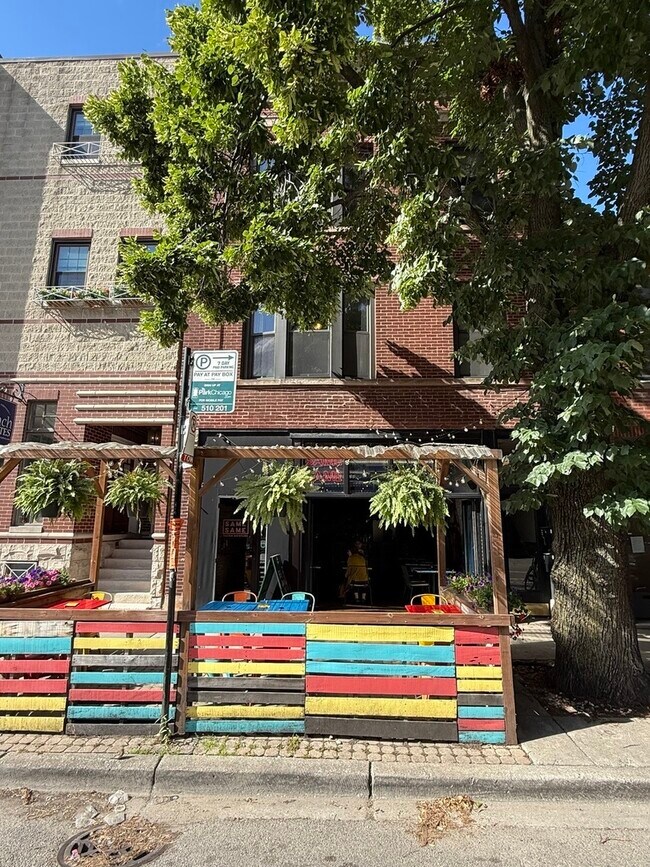 property at 2022 W Roscoe St