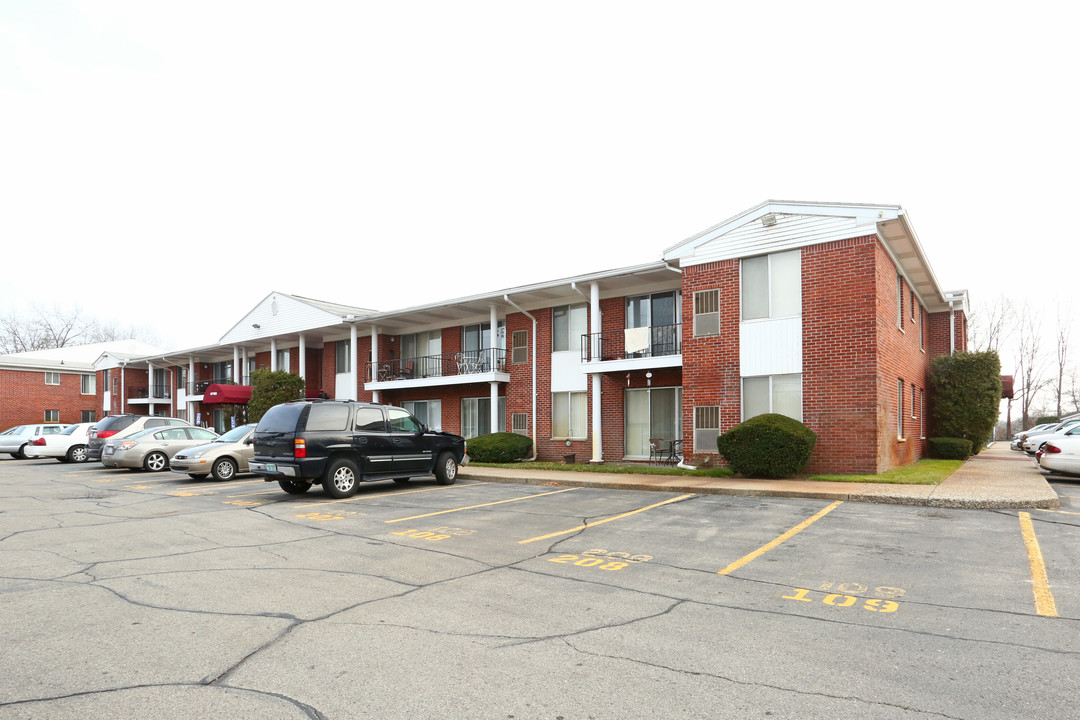 Water's Edge Apartments in Van Buren Twp, MI - Building Photo